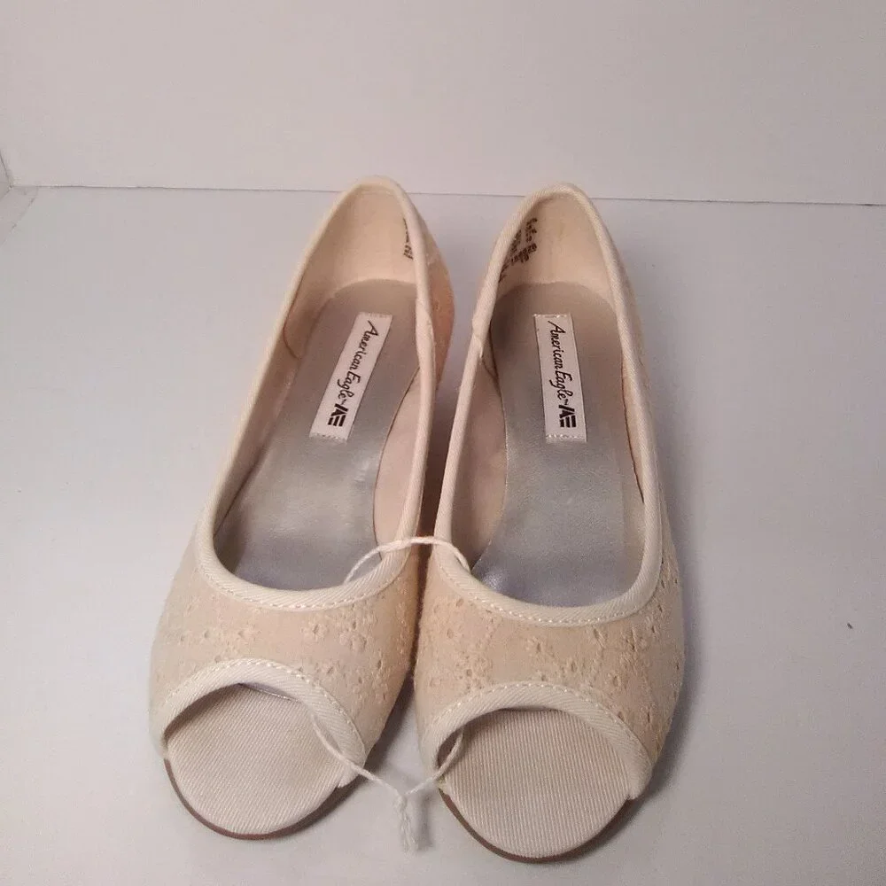 American Eagle Kids/Little Girls Wedge Heel Shoes Color Cream Size 10 1/…